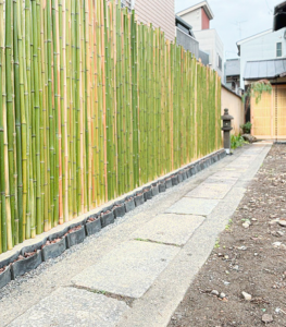 灯篭、石、竹垣を使用した日本庭園が配置されたモデル住宅の庭