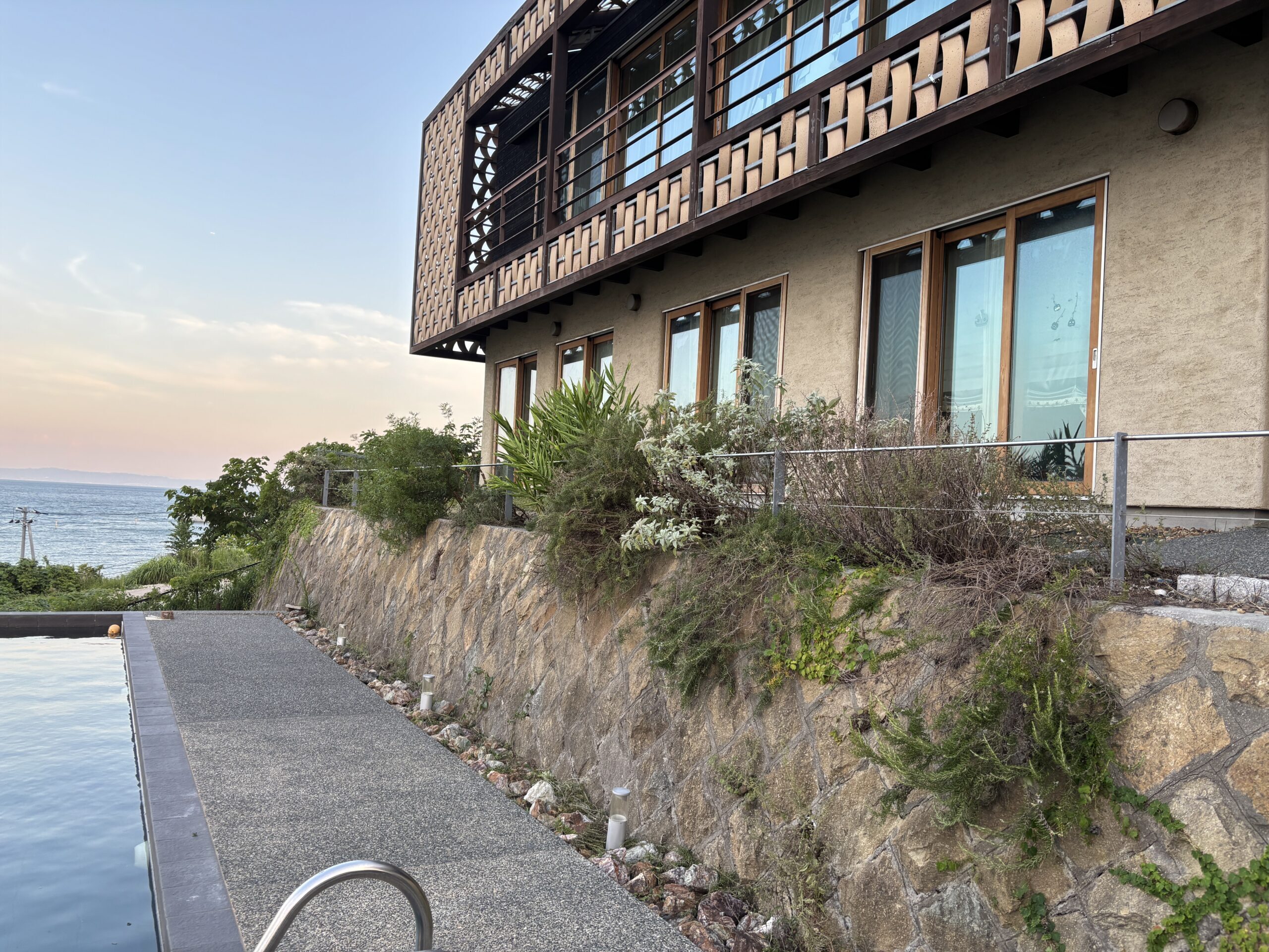 京都のplantwiseが植栽設計した建築と連動した生態系的植栽ランドスケープ。ガーデンデザインと植栽メンテナンス。