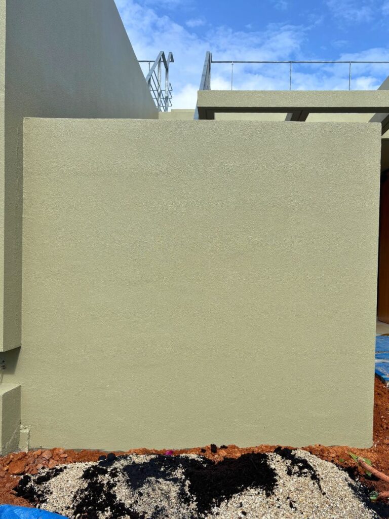 京都を拠点に活動するランドスケープデザインスタジオplantwiseの沖縄古宇利島での庭づくり前の土壌改良の様子