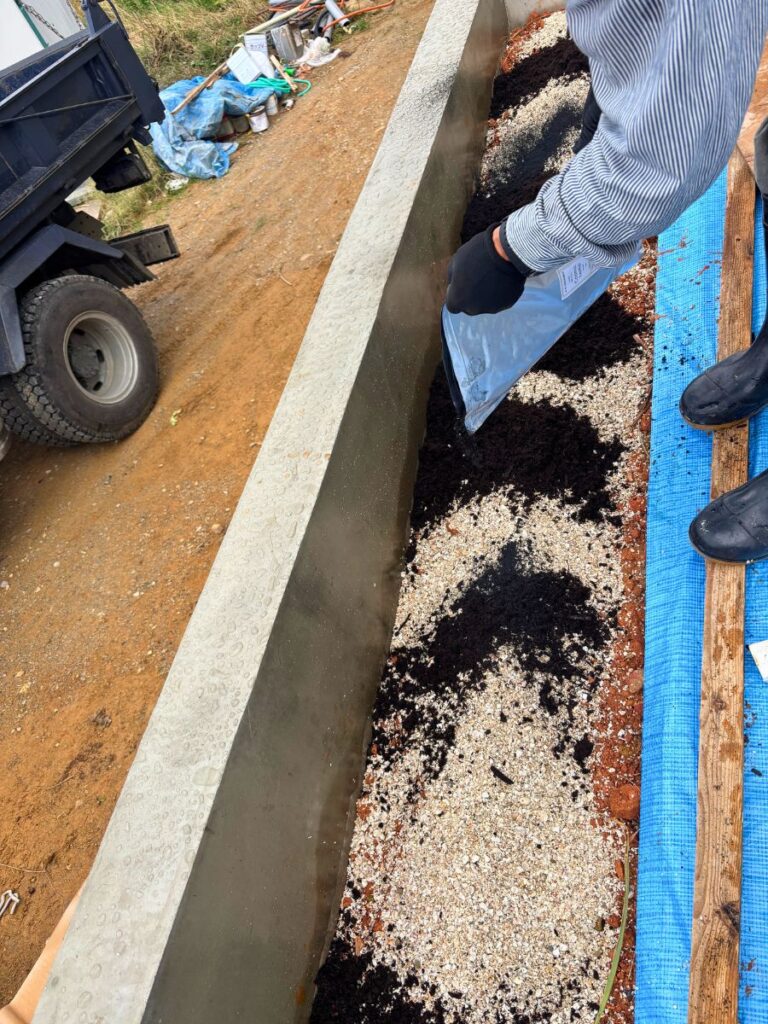 京都を拠点に活動するランドスケープデザインスタジオplantwiseが沖縄古宇利島で麻炭を使用した作業画像