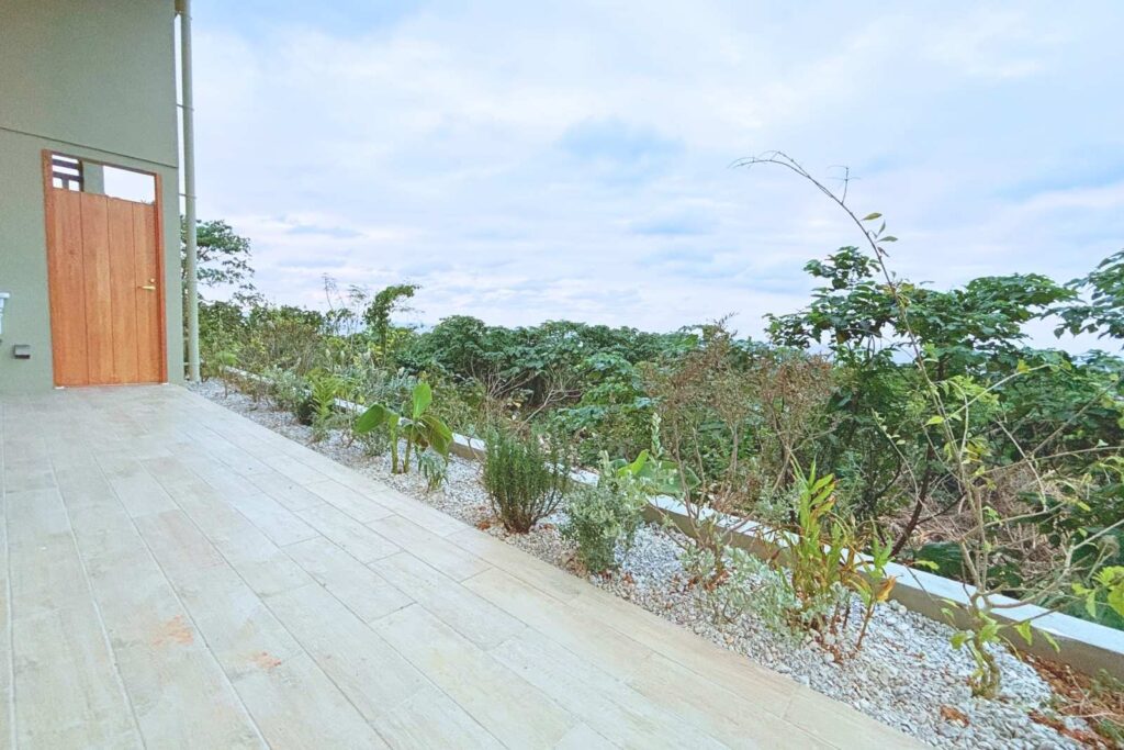 京都を拠点に活動するランドスケープデザインスタジオplantwiseが施工した沖縄古宇利島の海の見える半屋外空間植栽