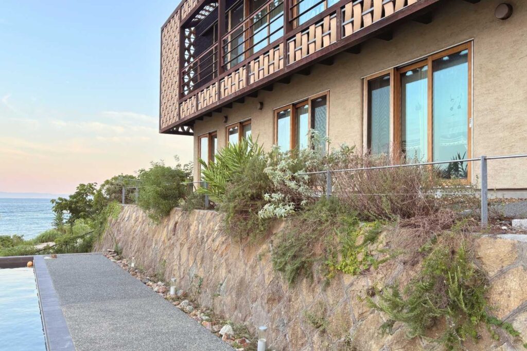 京都を拠点に活動するランドスケープデザインスタジオplantwiseが施工しら淡路島のZEH住宅と、建築と連動した生態系的ランドスケープ