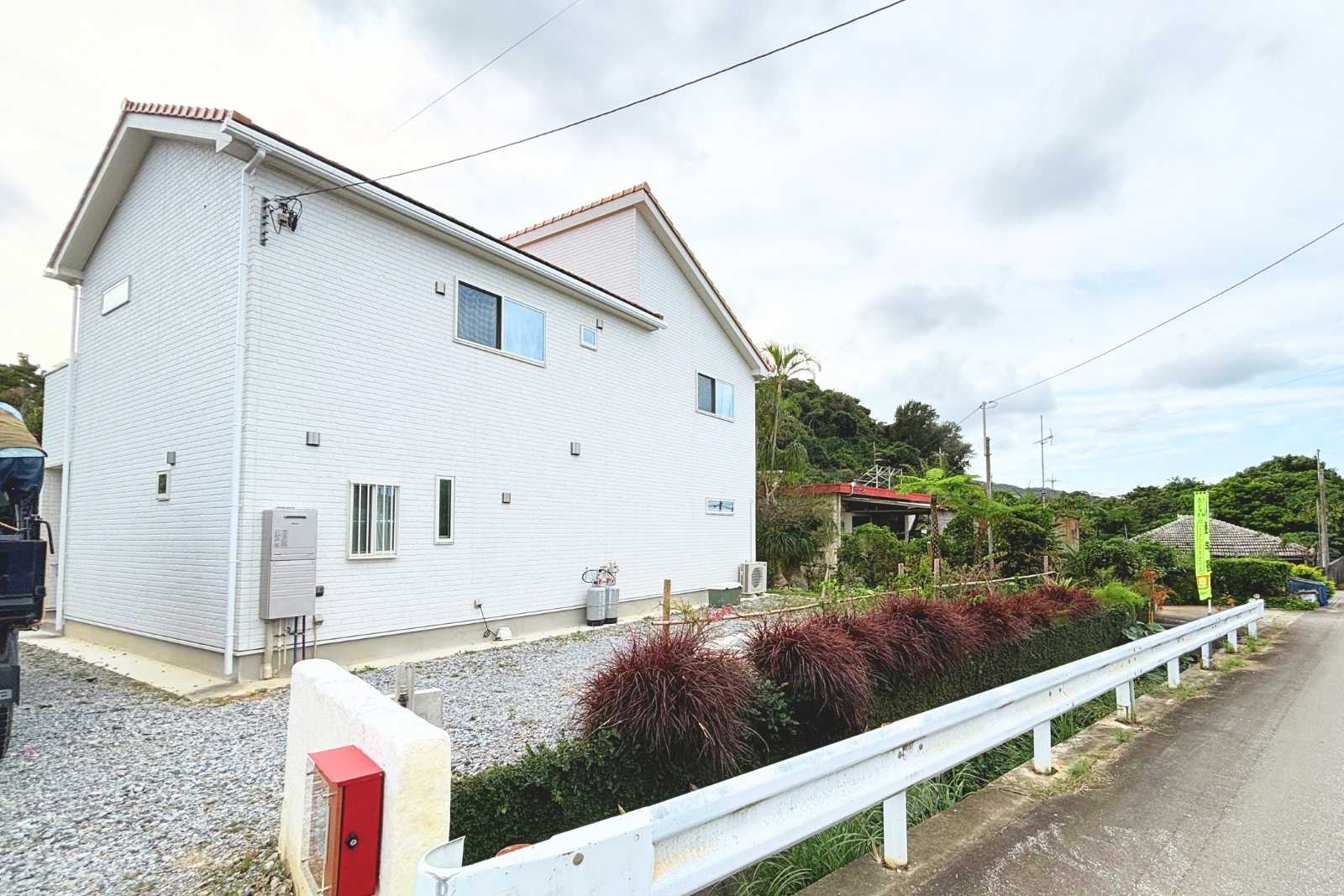 京都を拠点に活動するランドスケープデザインスタジオplantwiseが植栽設計した沖縄今帰仁村の正面庭