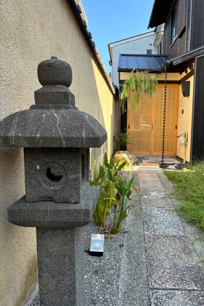 京都を拠点に活動するランドスケープデザインスタジオplantwiseが植栽設計した京都北山の路地の庭