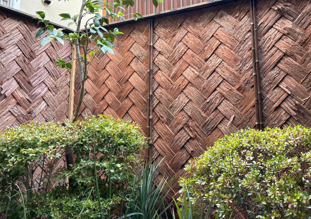 京都北山の庭の杉皮垣と京町屋のガーデンデザイン。京町家の庭のガーデンデザイン。