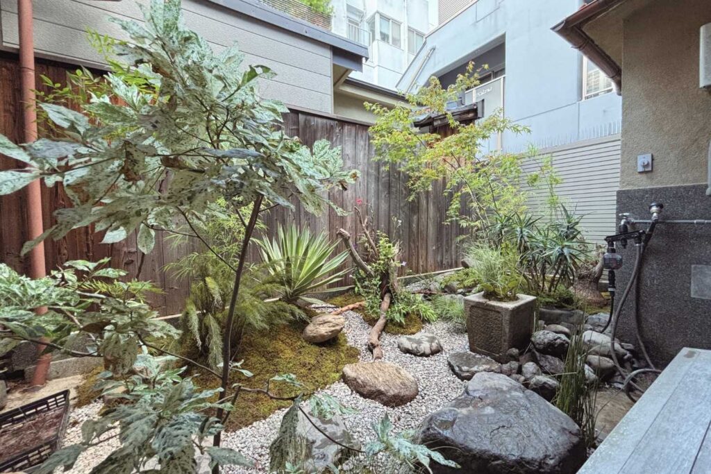 京都を拠点に活動するランドスケープデザインスタジオplantwiseの京都の薬師町の町屋の庭再生プロジェクトのガーデンデザイン。