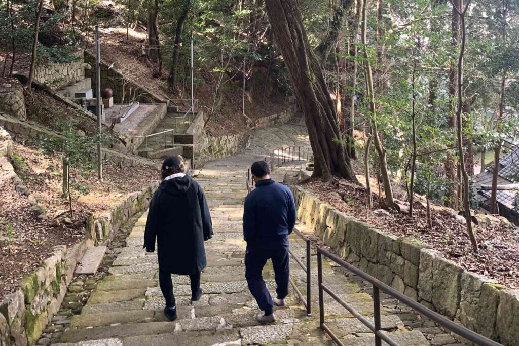 京都白川の庭を手伝ってくれた職人の後ろ姿