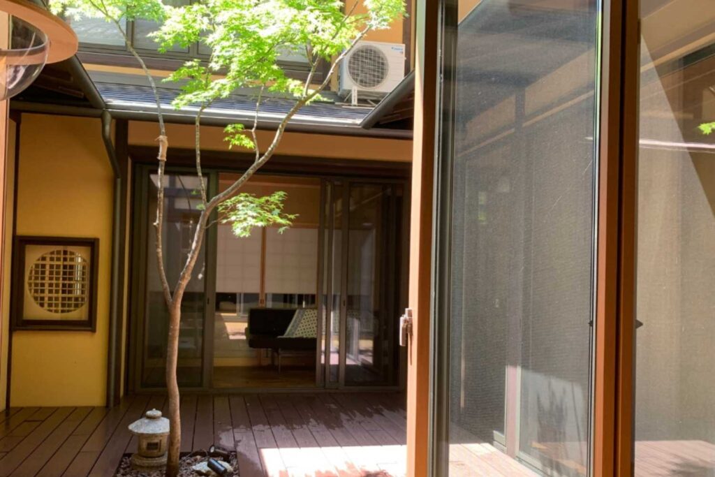 京都白川の施工完成画像。ウッドデッキとガーデンデザイン。京町家の庭のガーデンデザイン。