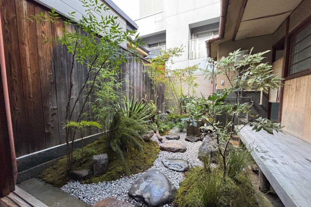 京都の風と水の通り道の庭のガーデンデザイン。京町家の庭のガーデンデザイン。