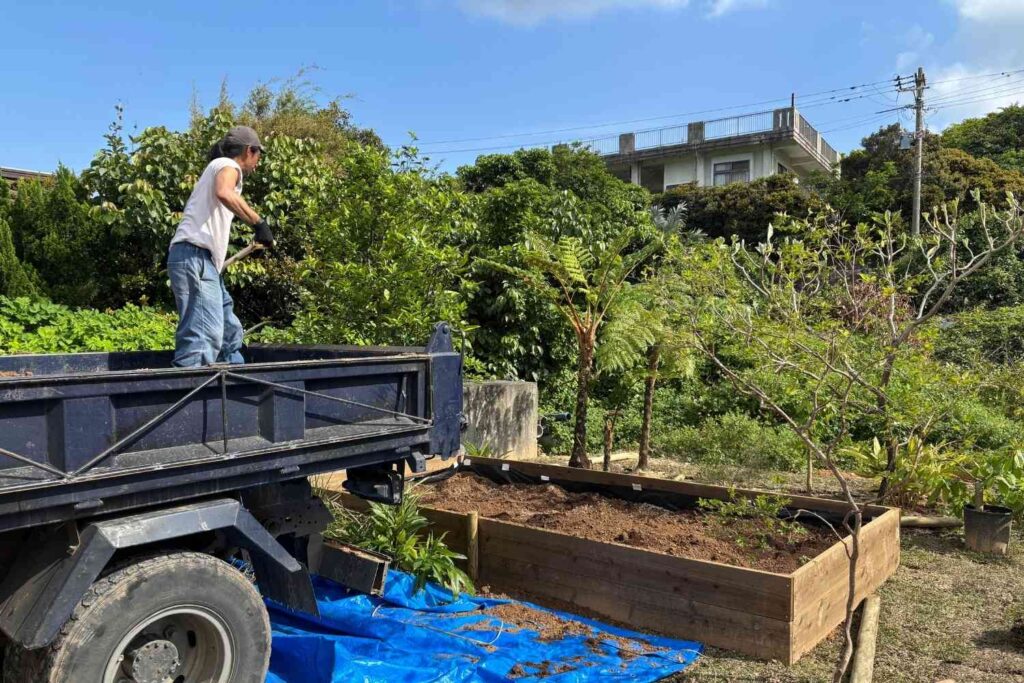 京都を拠点に活動するランドスケープデザインスタジオplantwiseが植栽設計した沖縄今帰仁村のエディブルガーデン工事中