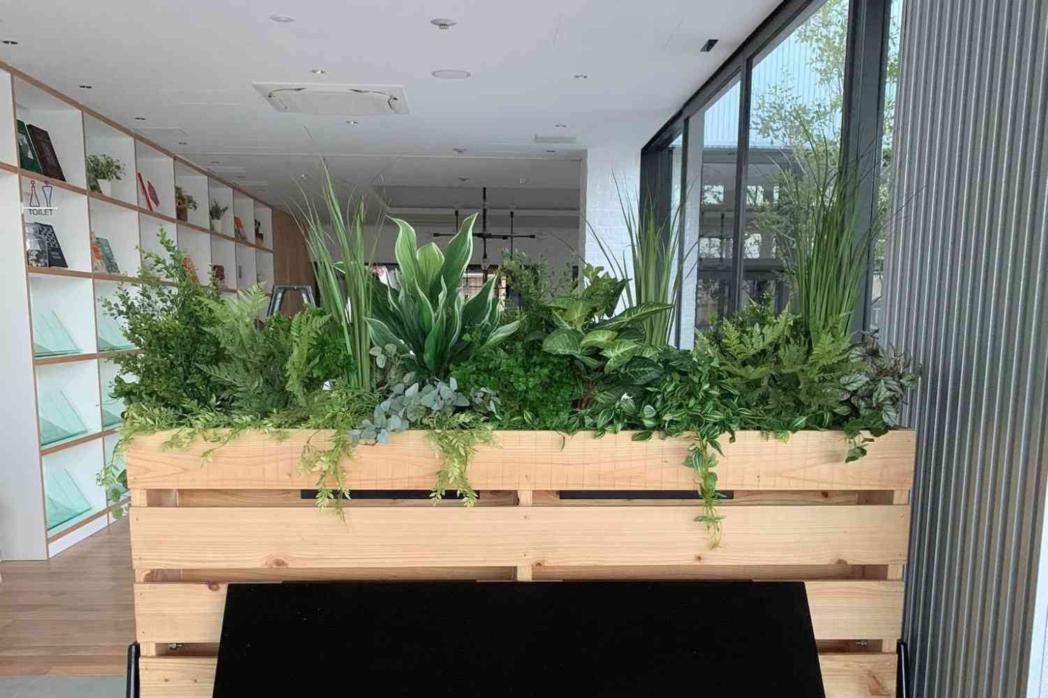 室内緑化・観葉植物レンタルのインドアグリーン施工事例。木製のプランターに装飾した植物画像。