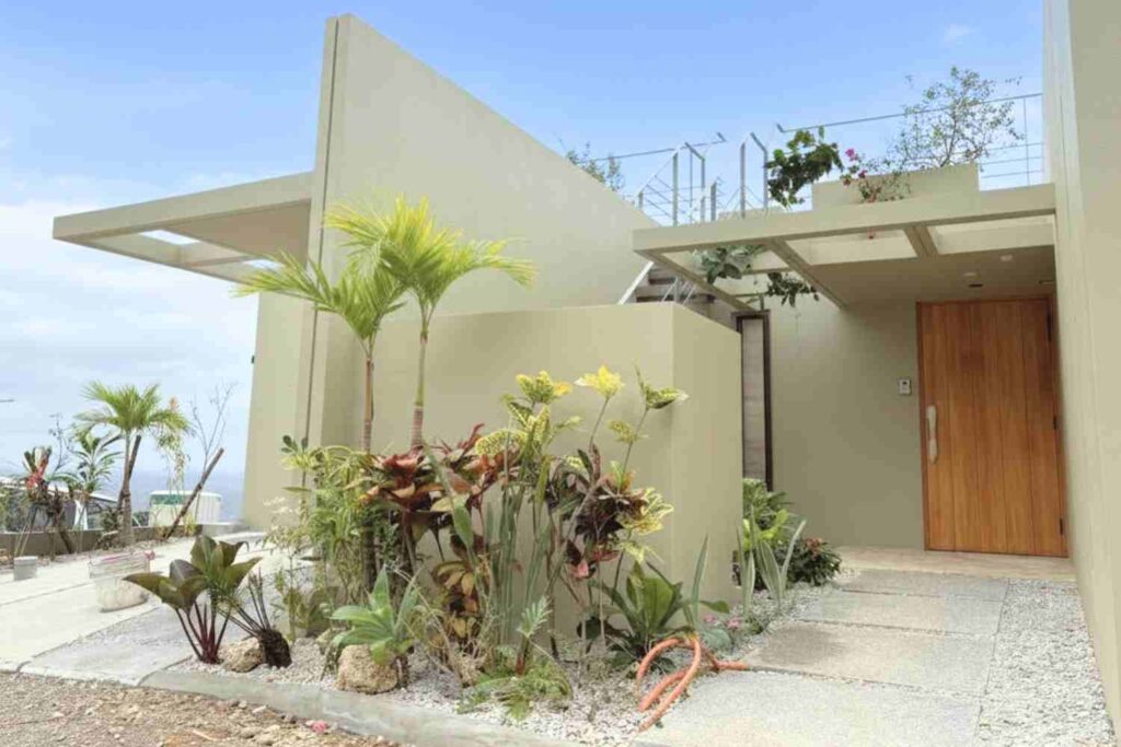 沖縄古宇利島の宿泊施設のリゾートガーデン植栽デザイン。沿岸地域の耐候性リゾートガーデンデザイン植栽。