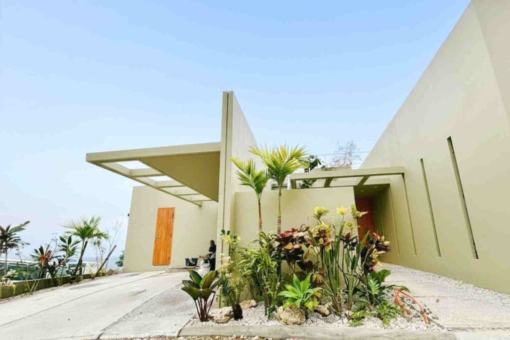 沖縄古宇利島の民泊施設のリゾートガーデン植栽デザイン