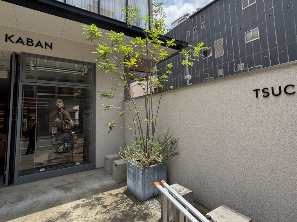 京都市中京区のブランド店舗における植栽と店内空間