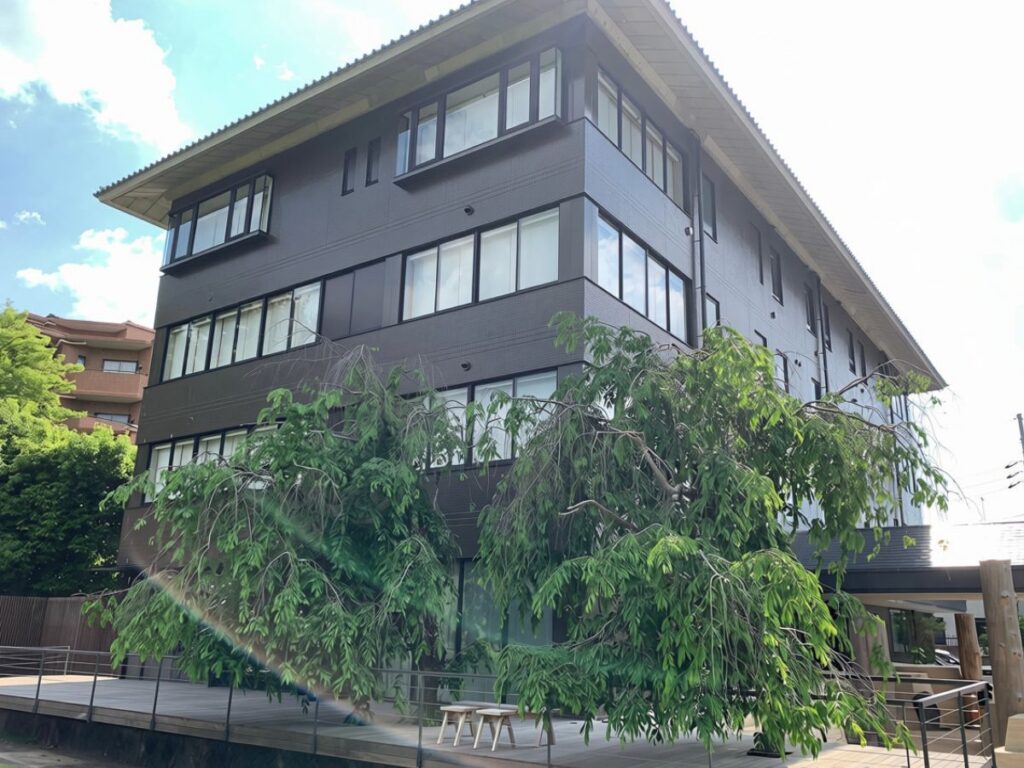 MIROKU奈良のテラスと枝垂れ桜の植栽景観