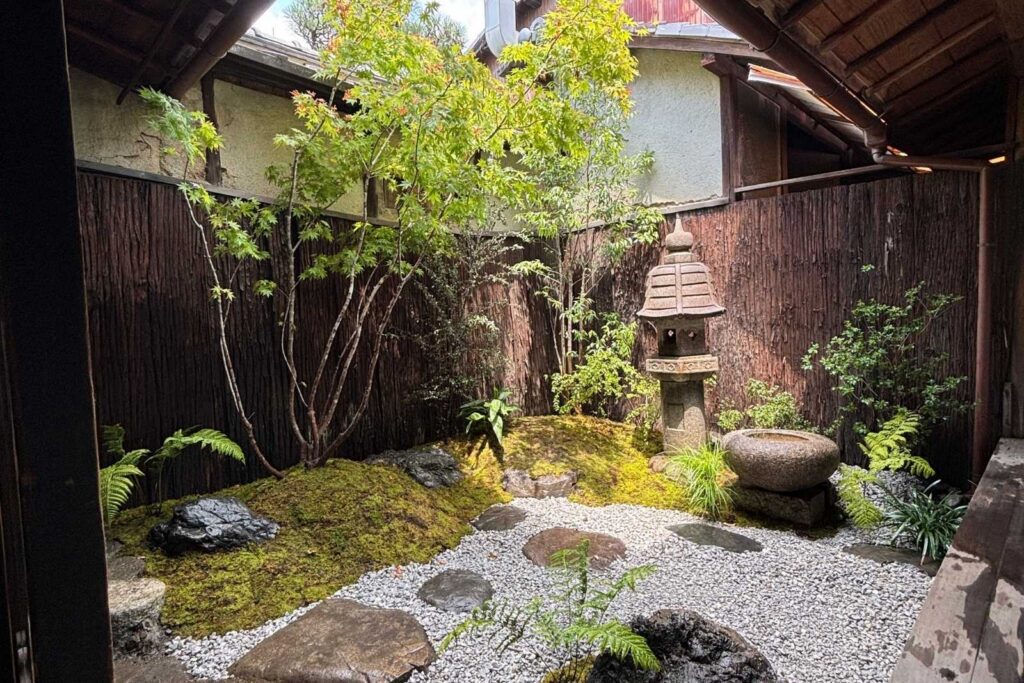 西大黒町の中庭の改修後