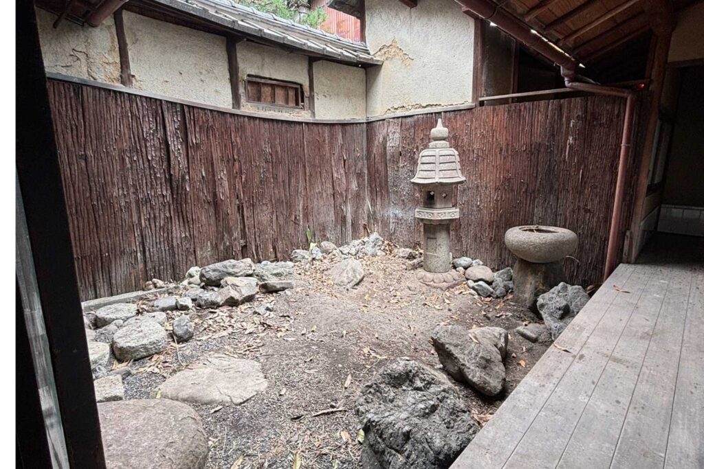 西大黒町の町屋の中庭の改修前